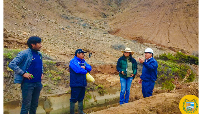 MDM realiza trabajos intensos de limpieza de escombros y piedras del canal principal de agua.