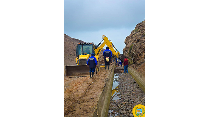 MDM realiza trabajos intensos de limpieza de escombros y piedras del canal principal de agua.