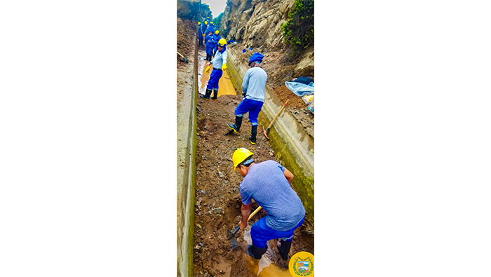 MDM realiza trabajos intensos de limpieza de escombros y piedras del canal principal de agua.