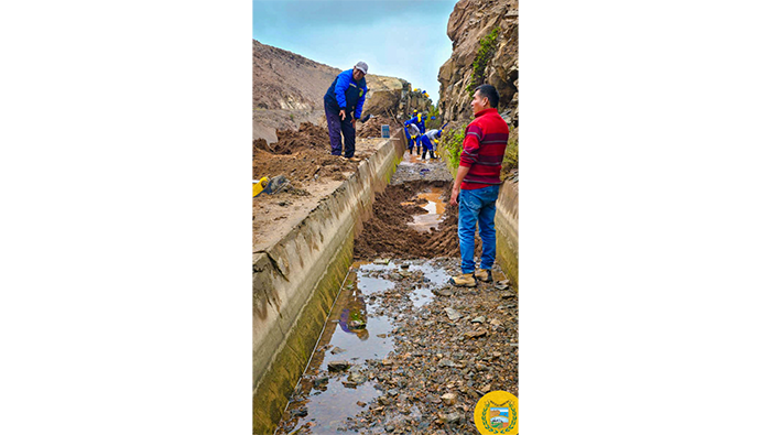 MDM realiza trabajos intensos de limpieza de escombros y piedras del canal principal de agua.