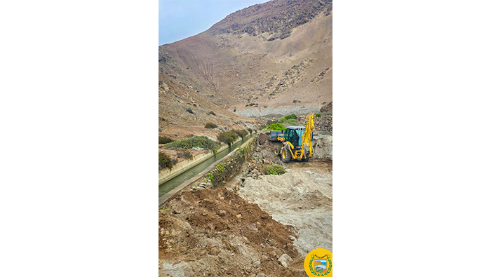 MDM realiza trabajos intensos de limpieza de escombros y piedras del canal principal de agua.