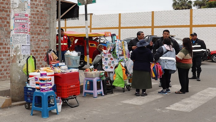 reordena a comerciantes en los alrededores del hospital San Juan Bautista 