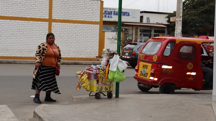 reordena a comerciantes en los alrededores del hospital San Juan Bautista 