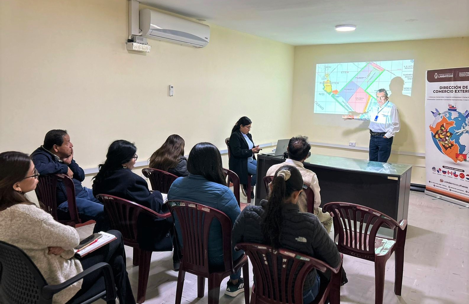Mesa de trabajo con la Gerencia de Comercio Exterior y Turismo