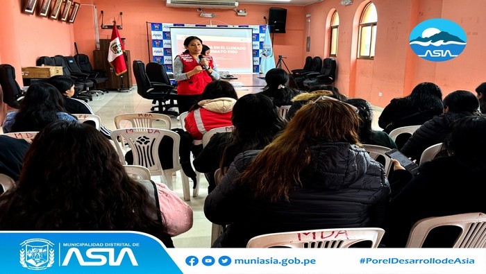 La Municipalidad Distrital de Asia que lidera nuestro alcalde Isaias Alcántara Malásquez, a través de la Sub Gerencia de Empadronamiento Local del Sistema de Focalización de Hogares (SISFOF) y en coordinación con el Ministerio de Desarrollo e Inclusión Social, se realizó el taller de “Fortalecimiento de Capacidades en el Sistema de Focalización de Hogares”, dirigidos a los responsables de la Unidad Local de Empadronamiento (ULE) de nuestra institución.
El taller se realizó en el auditorio del palacio municipal y estuvo a cargo de la exposición la licenciada Betty Lopez Choqque, coordinadora territorial en Lima Sur del MIDIS.
La capacitación tuvo como objetico promover el desarrollo humano y estilos de vida saludables mediante la capacitación a empadronadores del Sistema de Focalización de Hogares para el registro en el Padrón General de Hogares “PGH”.
#MunicipalidadDistritalDeAsia