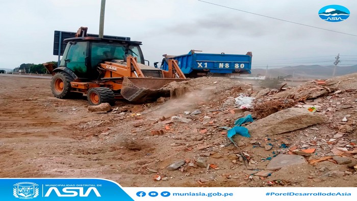 La Municipalidad Distrital de Asia (MDA) que lidera el alcalde Isaías Alcántara, viene realizando una serie de acciones con fin de habilitar nuestros espacios públicos y mejorar el ornato de nuestro distrito.
Esta vez la Sub Gerencia de Transporte continúa realizando el recojo de desmonte y basura en los espacios públicos, utilizando un cargador frontal y volquete.
Desde la Municipalidad Distrital, hacemos un llamado a la población que no arroje basura y desmote en la vía pública y a su vez que no coloquen sus materiales de construcción en la calle, ya que es responsabilidad de todos mantener limpia y ordenada nuestro distrito.