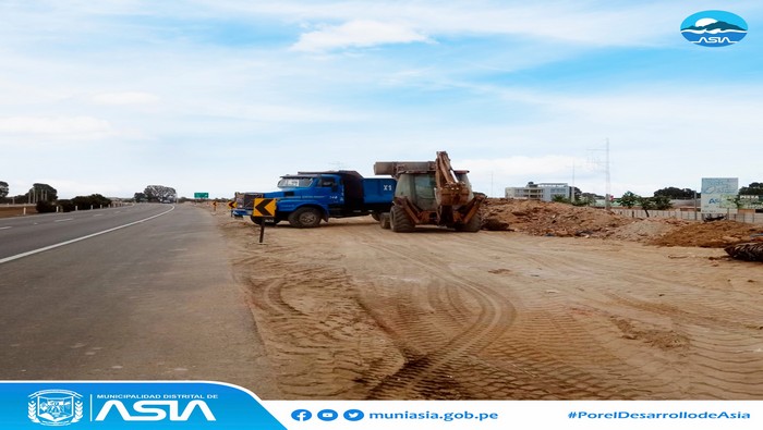 La Municipalidad Distrital de Asia (MDA) que lidera el alcalde Isaías Alcántara, viene realizando una serie de acciones con fin de habilitar nuestros espacios públicos y mejorar el ornato de nuestro distrito.
Esta vez la Sub Gerencia de Transporte continúa realizando el recojo de desmonte y basura en los espacios públicos, utilizando un cargador frontal y volquete.
Desde la Municipalidad Distrital, hacemos un llamado a la población que no arroje basura y desmote en la vía pública y a su vez que no coloquen sus materiales de construcción en la calle, ya que es responsabilidad de todos mantener limpia y ordenada nuestro distrito.