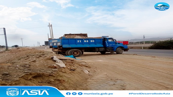 La Municipalidad Distrital de Asia (MDA) que lidera el alcalde Isaías Alcántara, viene realizando una serie de acciones con fin de habilitar nuestros espacios públicos y mejorar el ornato de nuestro distrito.
Esta vez la Sub Gerencia de Transporte continúa realizando el recojo de desmonte y basura en los espacios públicos, utilizando un cargador frontal y volquete.
Desde la Municipalidad Distrital, hacemos un llamado a la población que no arroje basura y desmote en la vía pública y a su vez que no coloquen sus materiales de construcción en la calle, ya que es responsabilidad de todos mantener limpia y ordenada nuestro distrito.