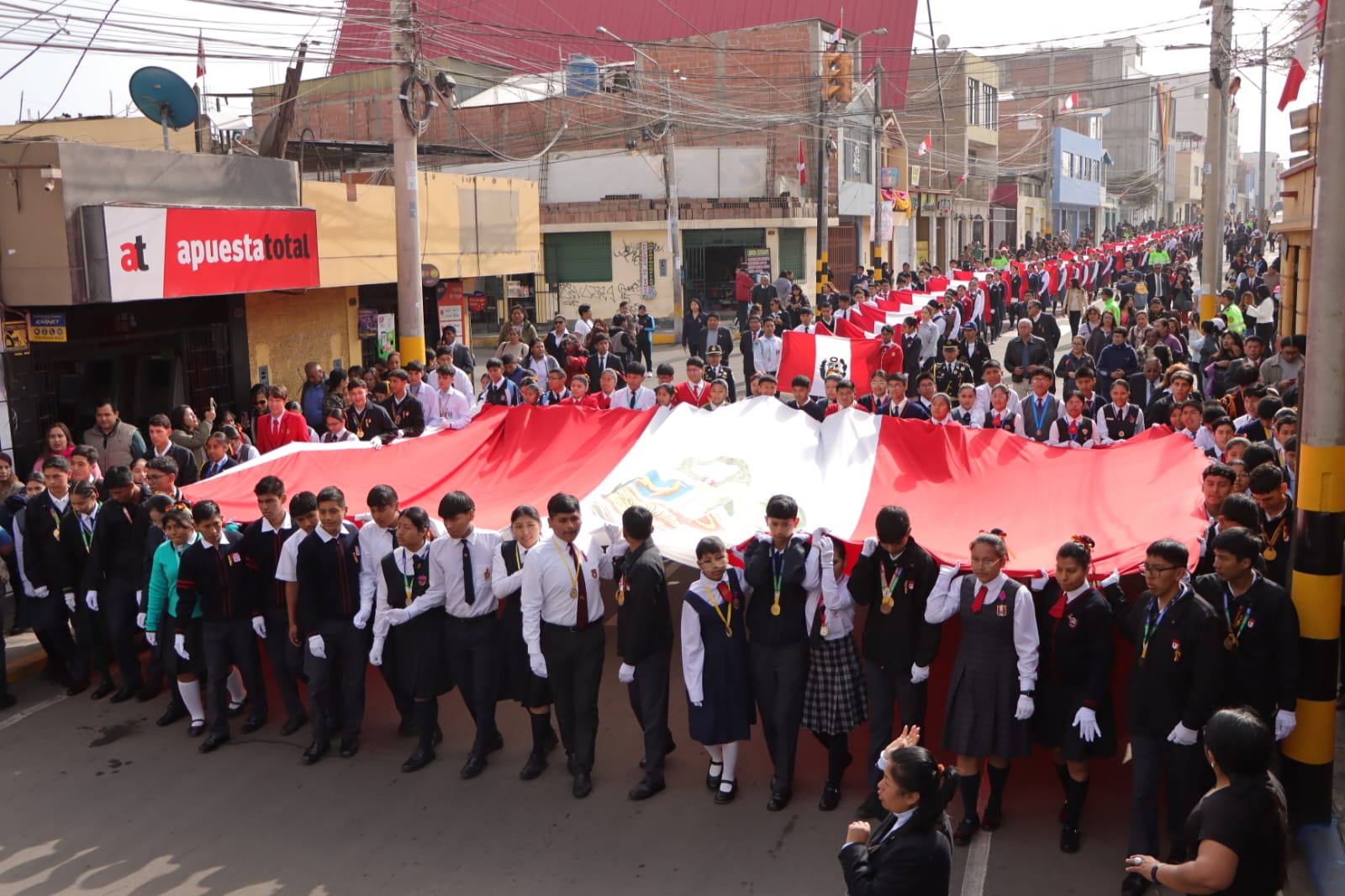 Juventud tacneña rinde homenaje a la Ciudad Heroica