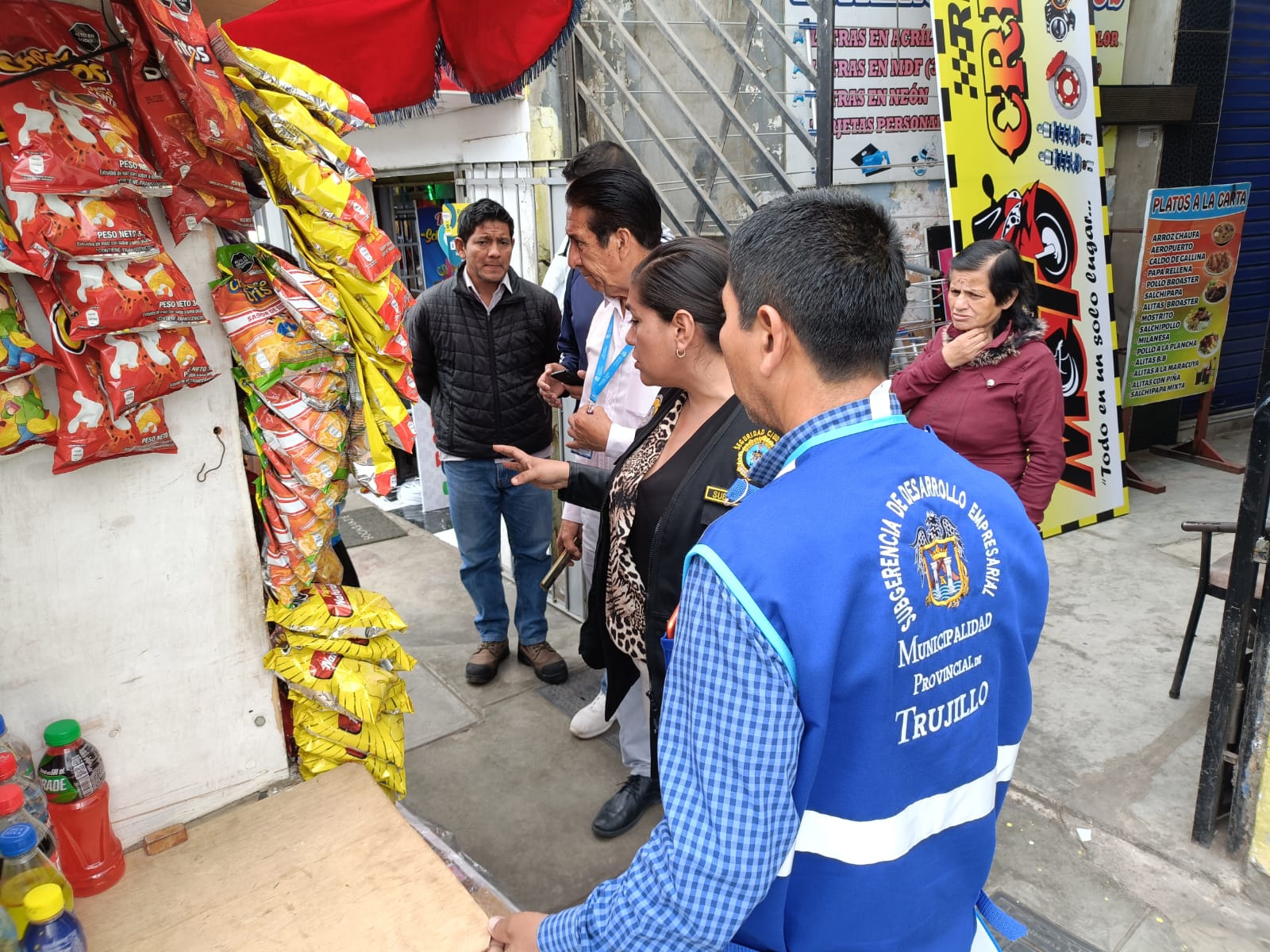 Comerciantes siguen invadiendo áreas públicas pese a reiterados operativos municipales