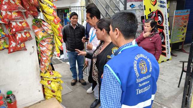 Comerciantes siguen invadiendo áreas públicas pese a reiterados operativos municipales