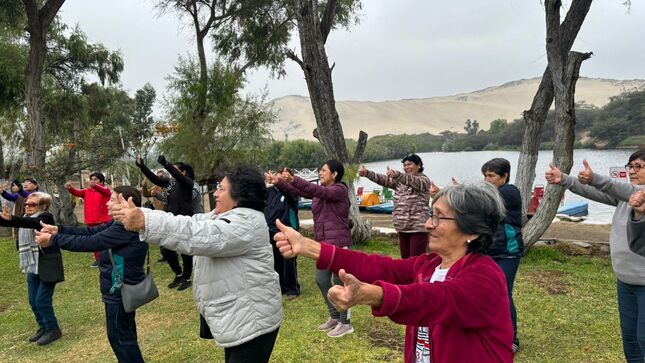 Adultos mayores practican Tai Chi para mejorar su estabilidad emocional