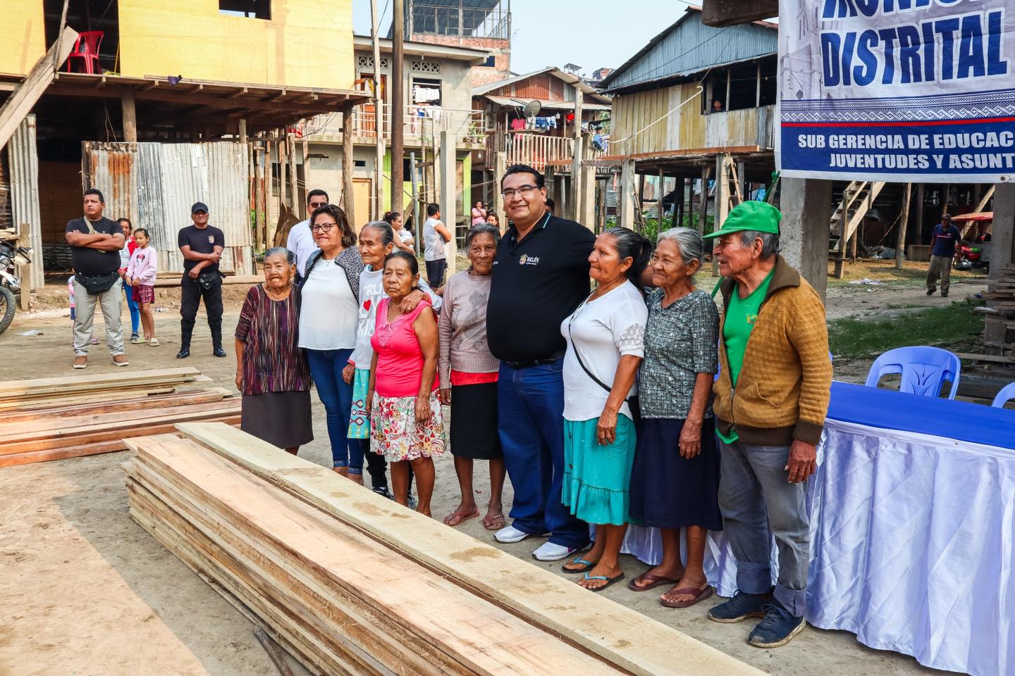 Alcalde Cesar Vidaurre entrega material de construcciรณn para mejoramiento de puente en el A.H 30 de agosto