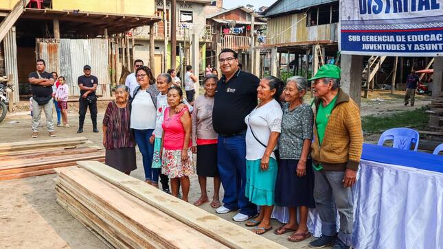 Alcalde Cesar Vidaurre entrega material de construcción para mejoramiento de puente en el A.H 30 de agosto