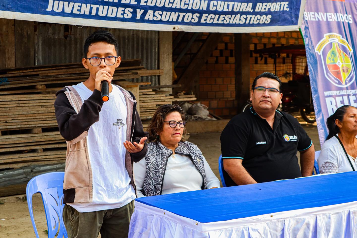 Alcalde Cesar Vidaurre entrega material de construcciรณn para mejoramiento de puente en el A.H 30 de agosto