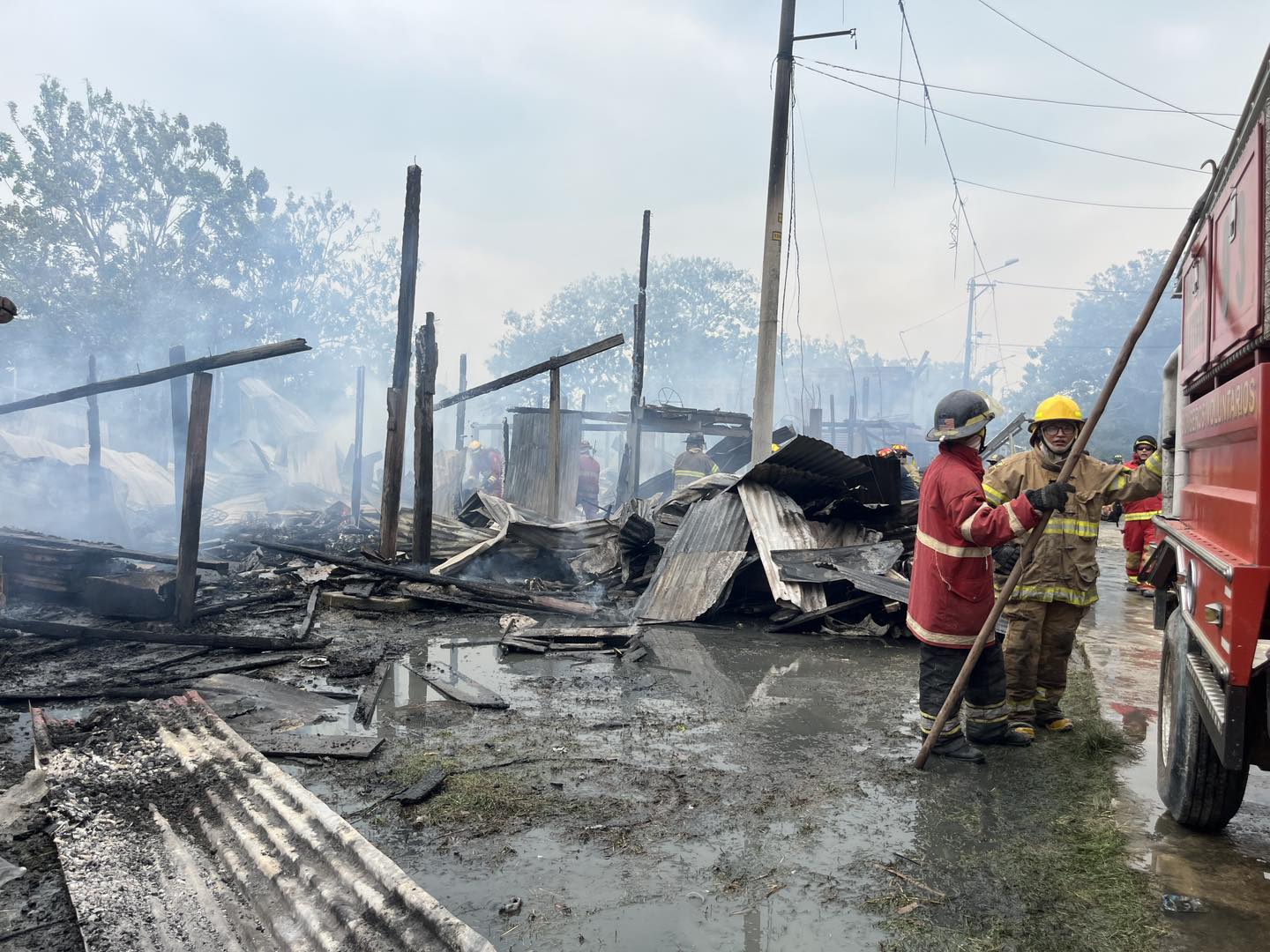 Tomando acciones inmediatas ante el incendio ocurrido en el Asentamiento Humano Amistad.