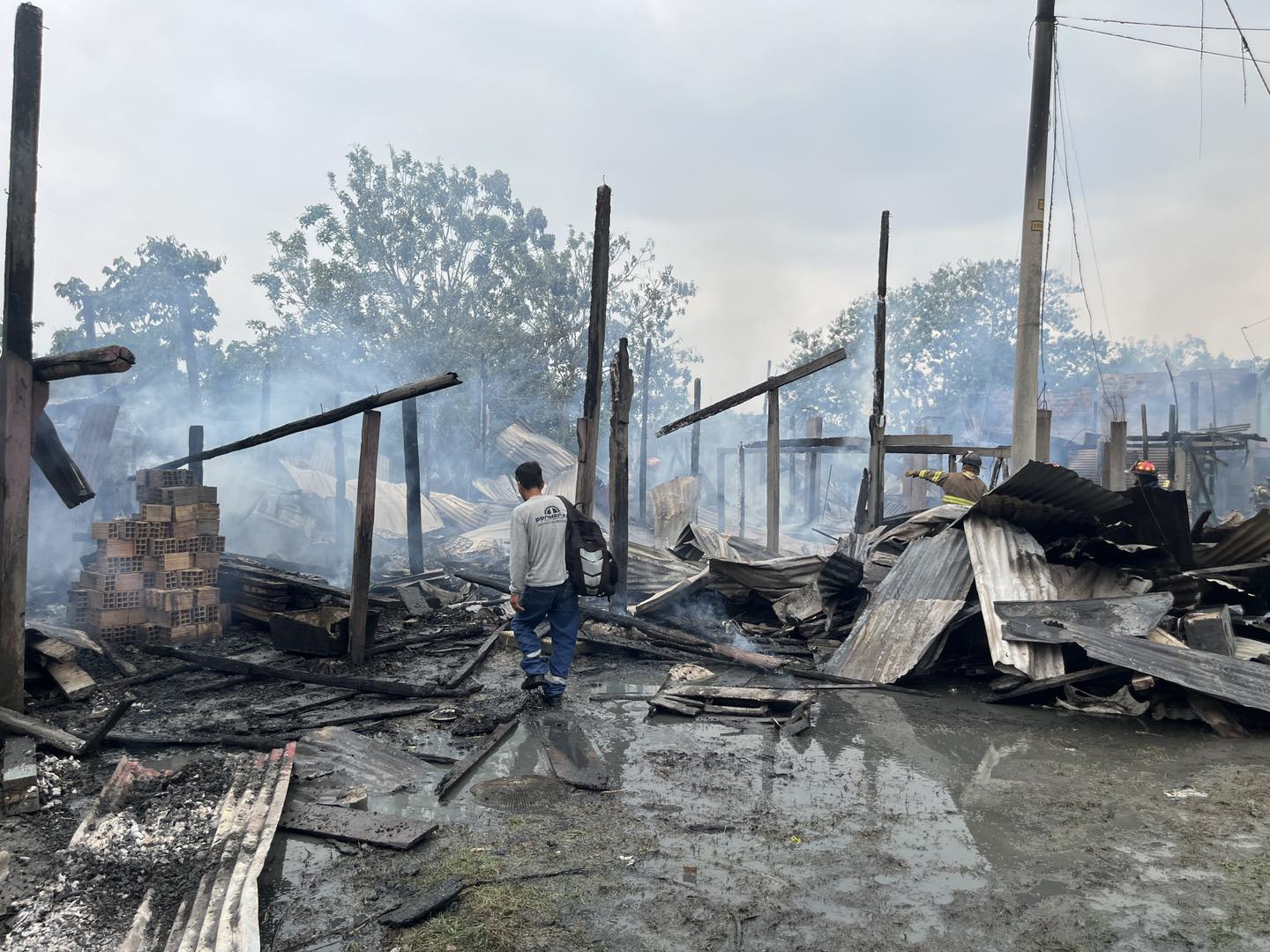 Tomando acciones inmediatas ante el incendio ocurrido en el Asentamiento Humano Amistad.