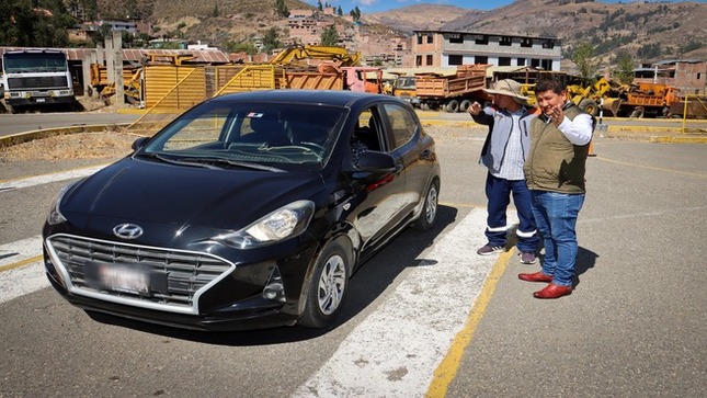 Director Regional de Transportes y Comunicaciones inspecciona correcta realización de exámenes para licencias de conducir