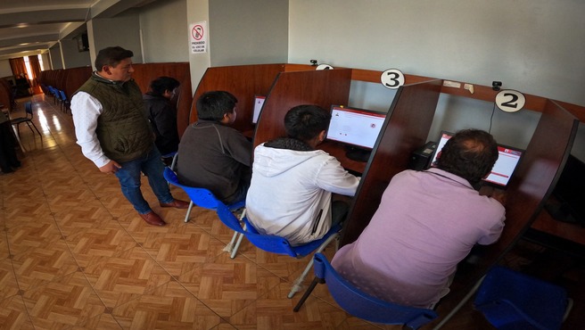 Director Regional de Transportes y Comunicaciones inspecciona correcta realización de exámenes para licencias de conducir