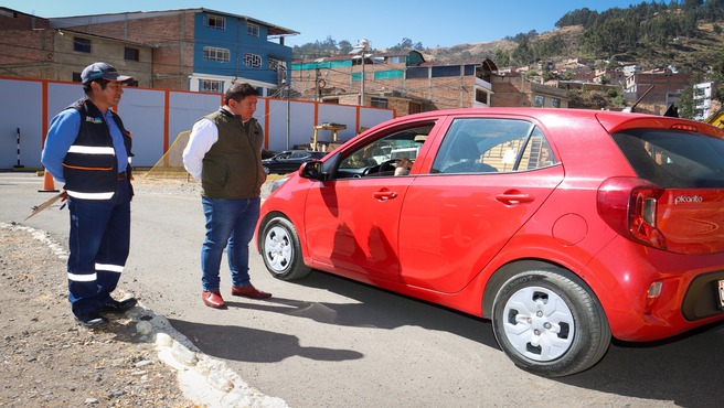Director Regional de Transportes y Comunicaciones inspecciona correcta realización de exámenes para licencias de conducir