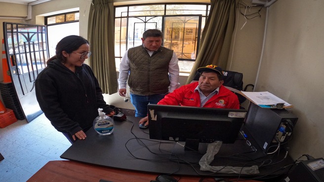 Director Regional de Transportes y Comunicaciones inspecciona correcta realización de exámenes para licencias de conducir