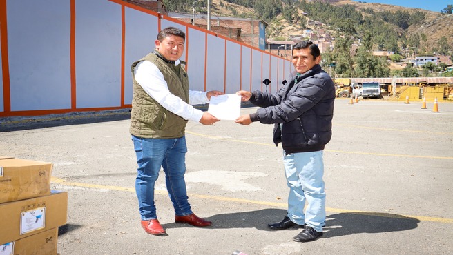 DRTC dona herramientas a la comunidad campesina de Huambo para mejoramiento de la trocha carrozable en la zona