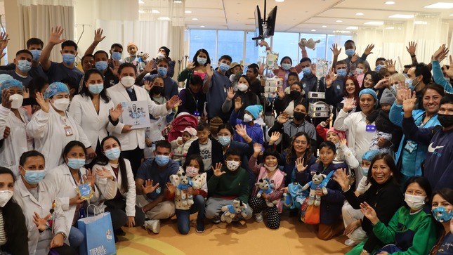 INEN: jugadores de Sporting Cristal llevaron alegría y pasión a pacientes niños que reciben atención oncológica