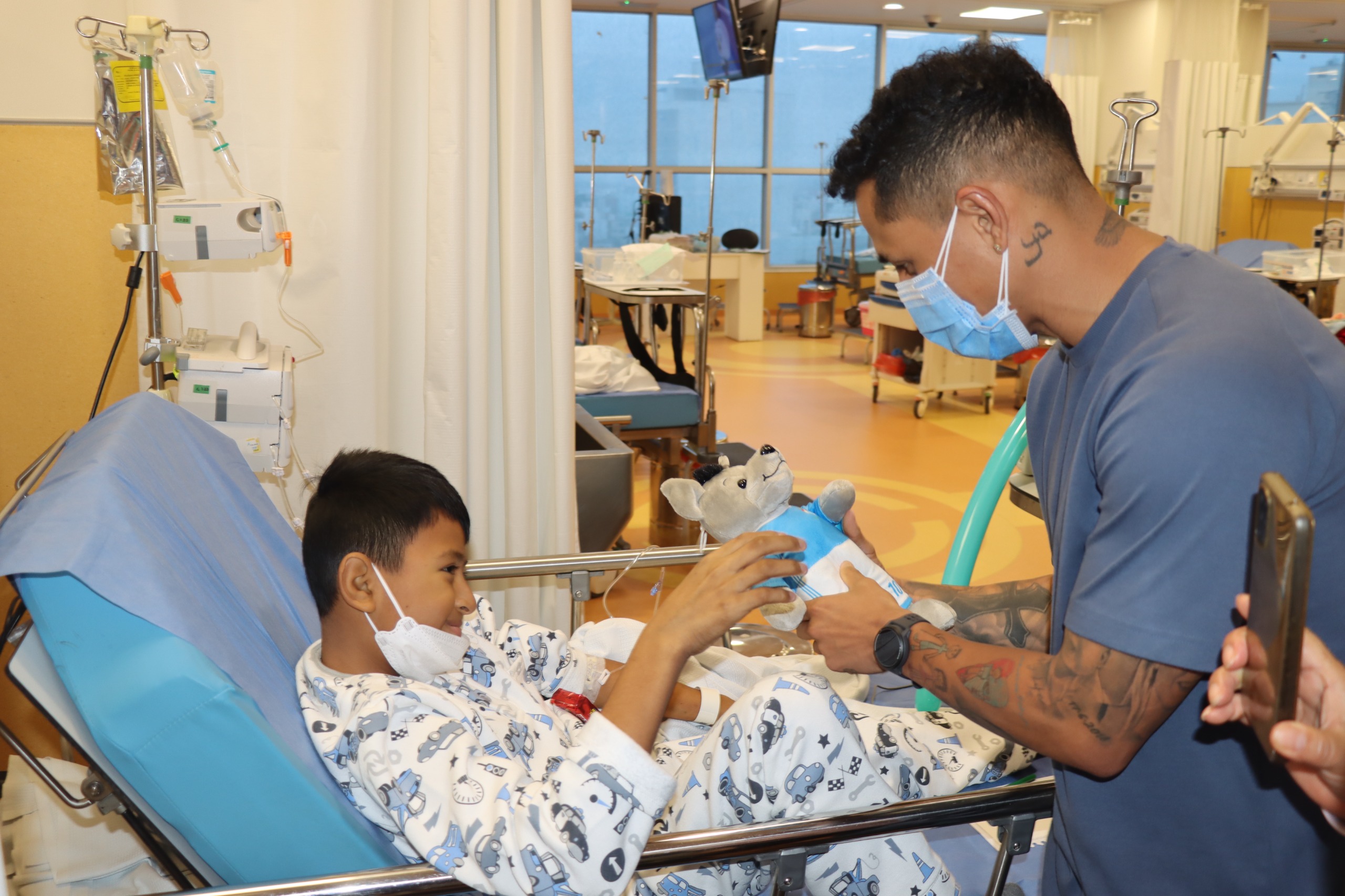 INEN: jugadores de Sporting Cristal llevaron alegría y pasión a pacientes niños que reciben atención oncológica