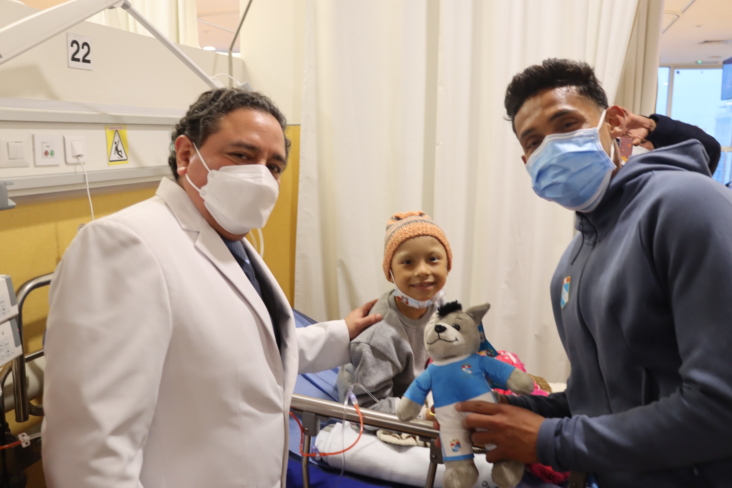 INEN: jugadores de Sporting Cristal llevaron alegría y pasión a pacientes niños que reciben atención oncológica