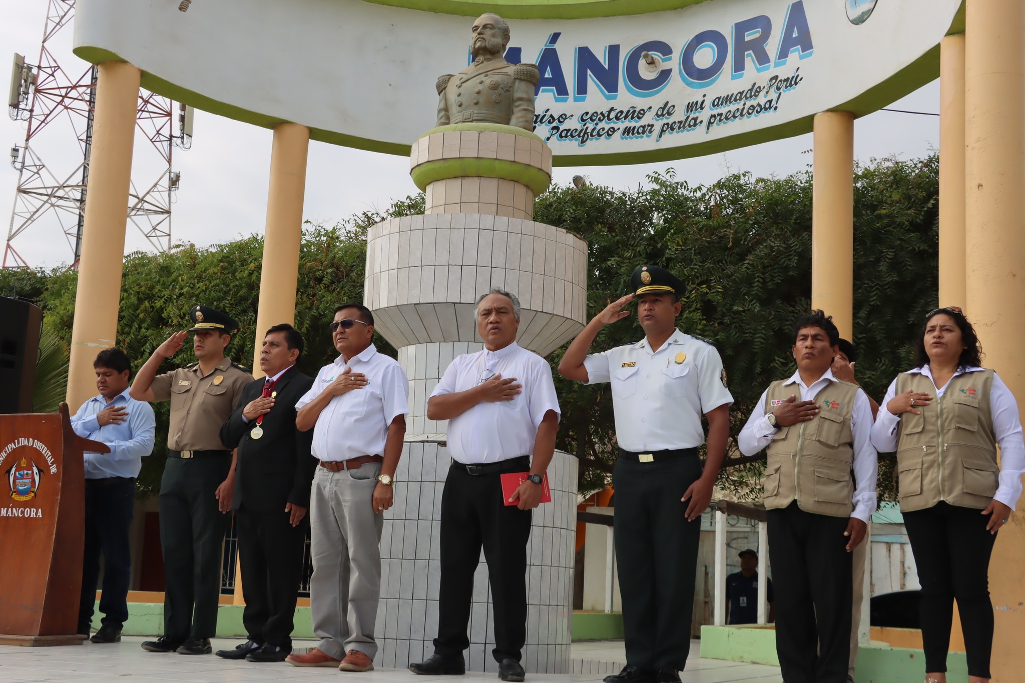 Alcalde participa de ceremonia de izamiento del pabellón nacional por el día de la defensa nacional 