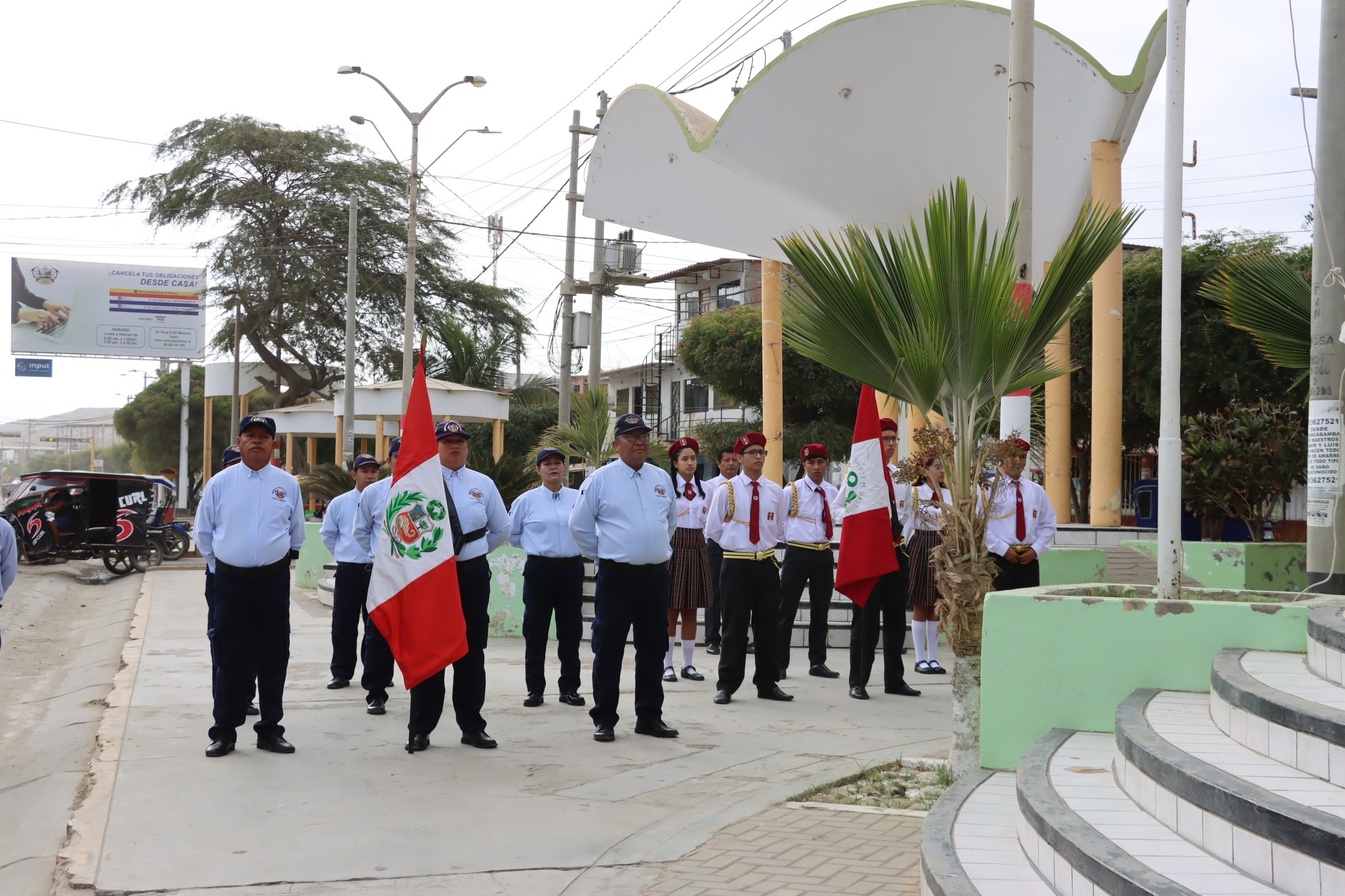Alcalde participa de ceremonia de izamiento del pabellón nacional por el día de la defensa nacional 