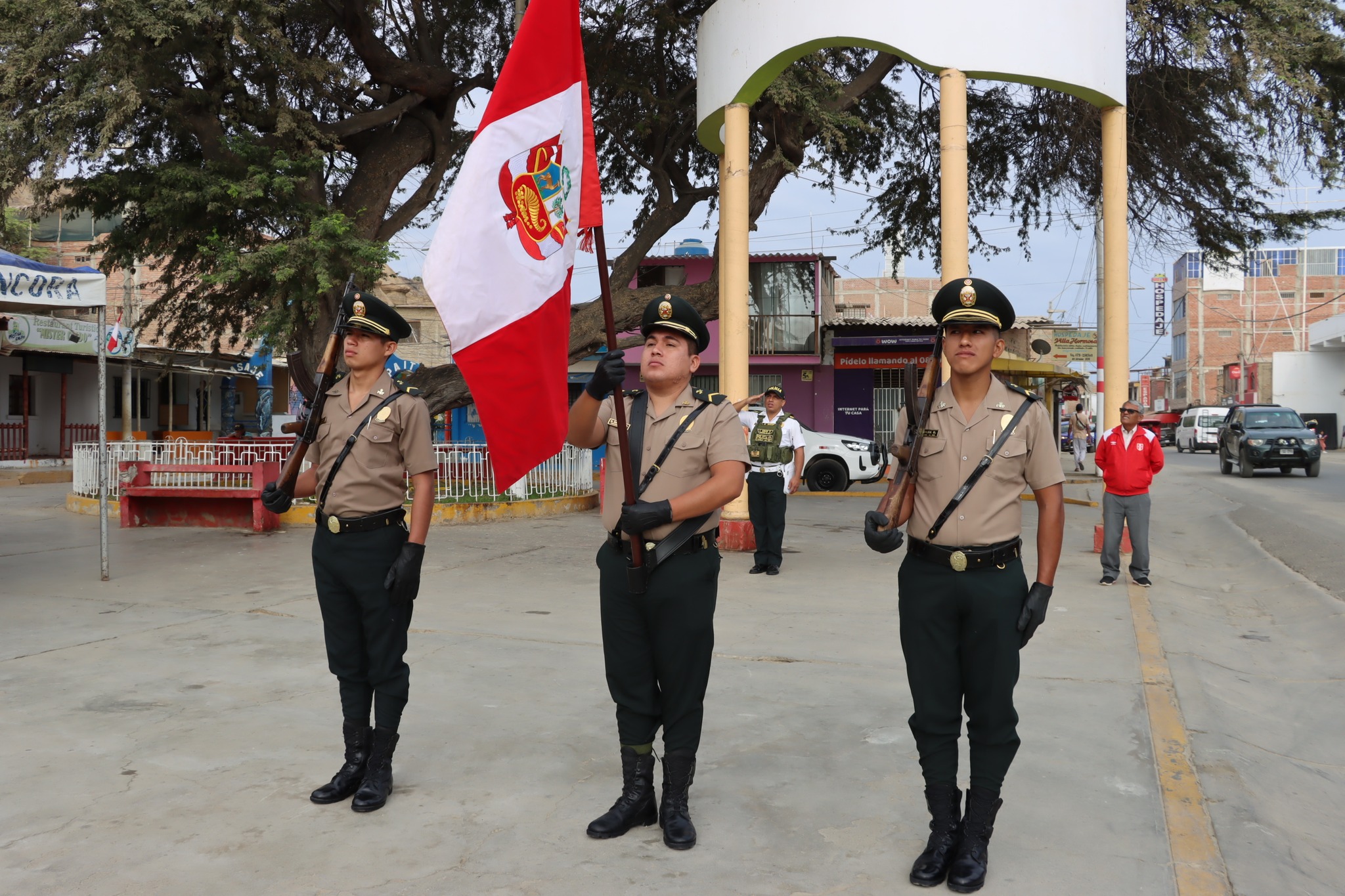 Alcalde participa de ceremonia de izamiento del pabellón nacional por el día de la defensa nacional 