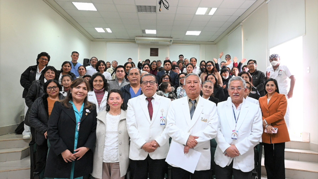 Doctor y técnica en Enfermería son reconocidos por sus más de 25 y 49 años 
