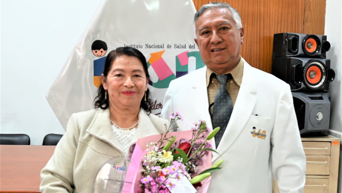 Doctor y técnica en Enfermería son reconocidos por sus más de 25 y 49 años