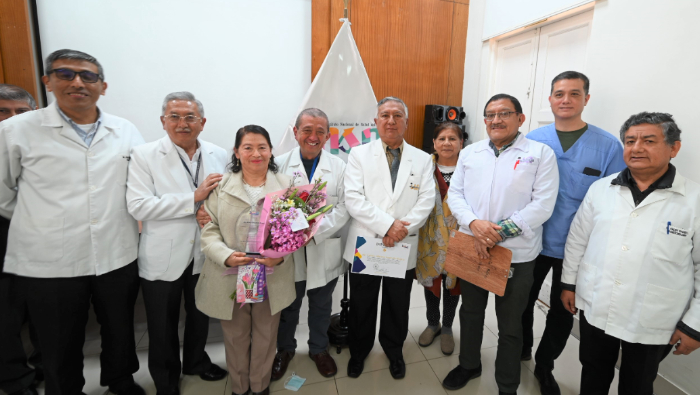 Doctor y técnica en Enfermería son reconocidos por sus más de 25 y 49 años