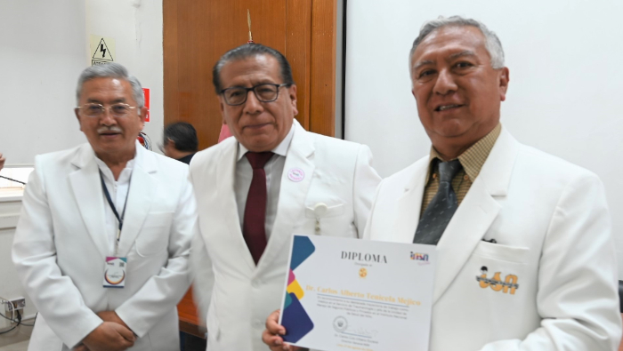Doctor y técnica en Enfermería son reconocidos por sus más de 25 y 49 años
