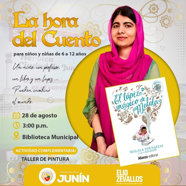 señora mostrando un libro