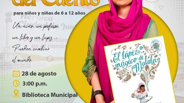 señora mostrando un libro