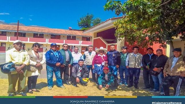 ✅ 𝗛𝗼𝘆 𝘀𝗲 𝗿𝗲𝗮𝗹𝗶𝘇𝗼́ 𝘂𝗻𝗮 𝗿𝗲𝘂𝗻𝗶𝗼́𝗻 𝗰𝗹𝗮𝘃𝗲 𝗰𝗼𝗻 𝗹𝗼𝘀 𝘁𝗲𝗻𝗶𝗲𝗻𝘁𝗲𝘀 𝗴𝗼𝗯𝗲𝗿𝗻𝗮𝗱𝗼𝗿𝗲𝘀 𝗱𝗲𝗹 𝗗𝗶𝘀𝘁𝗿𝗶𝘁𝗼 𝗱𝗲 𝗝𝗲𝘀𝘂́𝘀, 𝗹𝗶𝗱𝗲𝗿𝗮𝗱𝗮 𝗽𝗼𝗿 𝗹𝗼𝘀 𝗿𝗲𝗴𝗶𝗱𝗼𝗿𝗲𝘀 𝗝𝗼𝗿𝗴𝗲 𝗥𝗼𝗷𝗮𝘀 𝘆 𝗦𝗲𝗴𝘂𝗻𝗱𝗼 𝗖𝗮𝘀𝘁𝗮𝗻̃𝗲𝗱𝗮. También participaron los subprefectos de Cajamarca, Baños del Inca y Jesús, quienes discutieron la implementación del proyecto de la PTAR y la obtención de la licencia social necesaria.
💬 𝐄𝐥 𝐩𝐫𝐨𝐲𝐞𝐜𝐭𝐨 𝐏𝐓𝐀𝐑 𝐞𝐬 𝐯𝐢𝐭𝐚𝐥 𝐩𝐚𝐫𝐚 𝐞𝐥 𝐭𝐫𝐚𝐭𝐚𝐦𝐢𝐞𝐧𝐭𝐨 𝐝𝐞 𝐚𝐠𝐮𝐚𝐬 𝐫𝐞𝐬𝐢𝐝𝐮𝐚𝐥𝐞𝐬 𝐞𝐧 𝐂𝐚𝐣𝐚𝐦𝐚𝐫𝐜𝐚, un problema de salud pública que por años ha necesitado una solución. Gracias a la gestión del alcalde Joaquín Ramírez, ya se cuenta con el presupuesto para su ejecución. 
🏗️ 𝐂𝐨𝐧 𝐞𝐬𝐭𝐞 𝐩𝐫𝐨𝐲𝐞𝐜𝐭𝐨, 𝐥𝐚 𝐜𝐚𝐥𝐢𝐝𝐚𝐝 𝐝𝐞 𝐯𝐢𝐝𝐚 𝐞𝐧 𝐂𝐚𝐣𝐚𝐦𝐚𝐫𝐜𝐚 𝐦𝐞𝐣𝐨𝐫𝐚𝐫𝐚́ 𝐬𝐢𝐠𝐧𝐢𝐟𝐢𝐜𝐚𝐭𝐢𝐯𝐚𝐦𝐞𝐧𝐭𝐞. ¡Seguimos trabajando para el bienestar de todos!