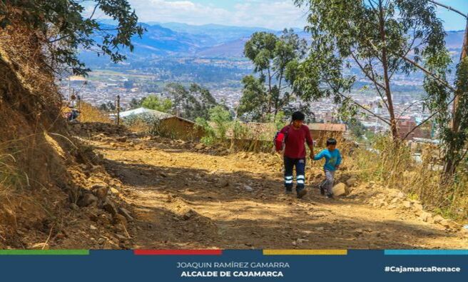 β
La Municipalidad Provincial de Cajamarca, a travΓ©s de la subgerencia de GestiΓ³n y Mantenimiento de Caminos, viene realizando trabajos de apertura de trocha carrozable en Chinchimarca, un proyecto anhelado por los pobladores. Esta apertura beneficiarΓ‘ a mΓ‘s de 120 familias que, por aΓ±os, no tenΓan acceso directo a sus viviendas.
π¨βπ©βπ¦Vecinos de la zona expresaron su profundo agradecimiento al alcalde Joaquin RamΓrez por brindar los recursos necesarios para hacer posible esta obra, que no solo representa un acceso seguro y rΓ‘pido a sus viviendas, sino tambiΓ©n un paso crucial hacia la mejora de su calidad de vida.
