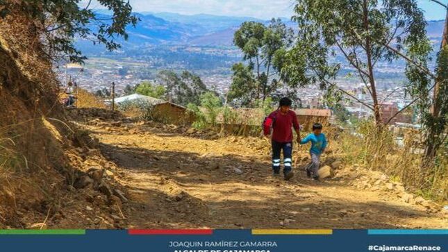 ✅La Municipalidad Provincial de Cajamarca, a través de la subgerencia de Gestión y Mantenimiento de Caminos, viene realizando trabajos de apertura de trocha carrozable en Chinchimarca, un proyecto anhelado por los pobladores.  Esta apertura beneficiará a más de 120 familias que, por años, no tenían acceso directo a sus viviendas.
👨‍👩‍👦Vecinos de la zona expresaron su profundo agradecimiento al alcalde Joaquin Ramírez por brindar los recursos necesarios para hacer posible esta obra, que no solo representa un acceso seguro y rápido a sus viviendas, sino también un paso crucial hacia la mejora de su calidad de vida.