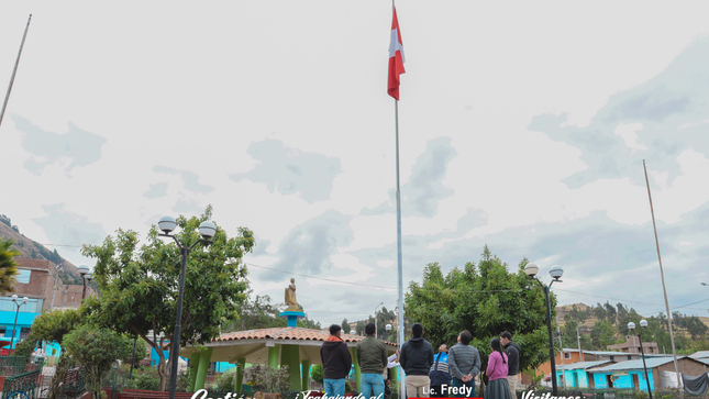 En el marco del Día de la Defensa Nacional, la plaza principal de la Municipalidad Distrital de María Parado de Bellido se convirtió en el escenario del emotivo conmemoración la reincorporación de Tacna al territorio nacional, se realizó esta mañana el tradicional izamiento del Pabellón Nacional, a fin de reafirmar nuestro espíritu de peruanidad; así mismo, para rendir homenaje a nuestros valerosos miembros del Comando Conjunto de las Fuerzas Armadas del Perú y de la Policía Nacional del Perú por su permanente dedicación en la defensa de nuestra soberanía nacional.
El acto cívico contó con la presencia del Gerente Municipal Econ. Edgar Grimaldo Hernández Vega y la regidora distrital Sra. Liliana Ramos Mallcco, algunos funcionarios de la Municipalidad. Al finalizar la ceremonia, la subprefecta Sra. Rosmeri Sedano León, compartió palabras inspiradoras, destacando la importancia de este día y el compromiso de todos los peruanos.