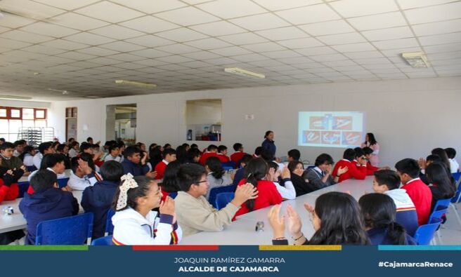 🪥 La Municipalidad Provincial de Cajamarca, a través de la Subgerencia de Salud, realizó una charla preventiva sobre salud bucal y la técnica correcta de cepillado.
🏫 Los alumnos del Colegio de Alto Rendimiento (COAR - Jesús) fueron instruidos en el correcto cuidado dental, destacando la importancia de una higiene adecuada y la relevancia de los controles periódicos.
👨⚕️ Estas actividades se llevan a cabo de manera constante en las instituciones educativas y en la comunidad en general, con el objetivo de concientizar sobre la importancia de la higiene bucal.
