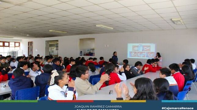 🪥 La Municipalidad Provincial de Cajamarca, a través de la Subgerencia de Salud, realizó una charla preventiva sobre salud bucal y la técnica correcta de cepillado.
🏫 Los alumnos del Colegio de Alto Rendimiento (COAR - Jesús) fueron instruidos en el correcto cuidado dental, destacando la importancia de una higiene adecuada y la relevancia de los controles periódicos.
👨‍⚕️ Estas actividades se llevan a cabo de manera constante en las instituciones educativas y en la comunidad en general, con el objetivo de concientizar sobre la importancia de la higiene bucal.