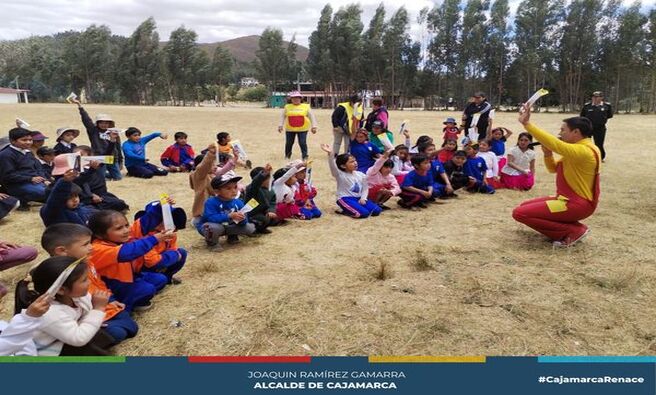 La Gerencia de Turismo y Cultura de la Municipalidad Provincial de Cajamarca realizó esta actividad cultural con la participación de niños de la I.E. 821525, el apoyo del Polishow de la Policía Nacional del Perú y Layconsa, con el objetivo de fortalecer la actividad cultural en los diferentes sectores urbanos y rurales de Cajamarca.