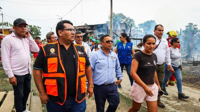 Alcalde Cesar Vidaurre en primera linea gestionando apoyo para familias damnificadas por el incendio en el A.H Amistad