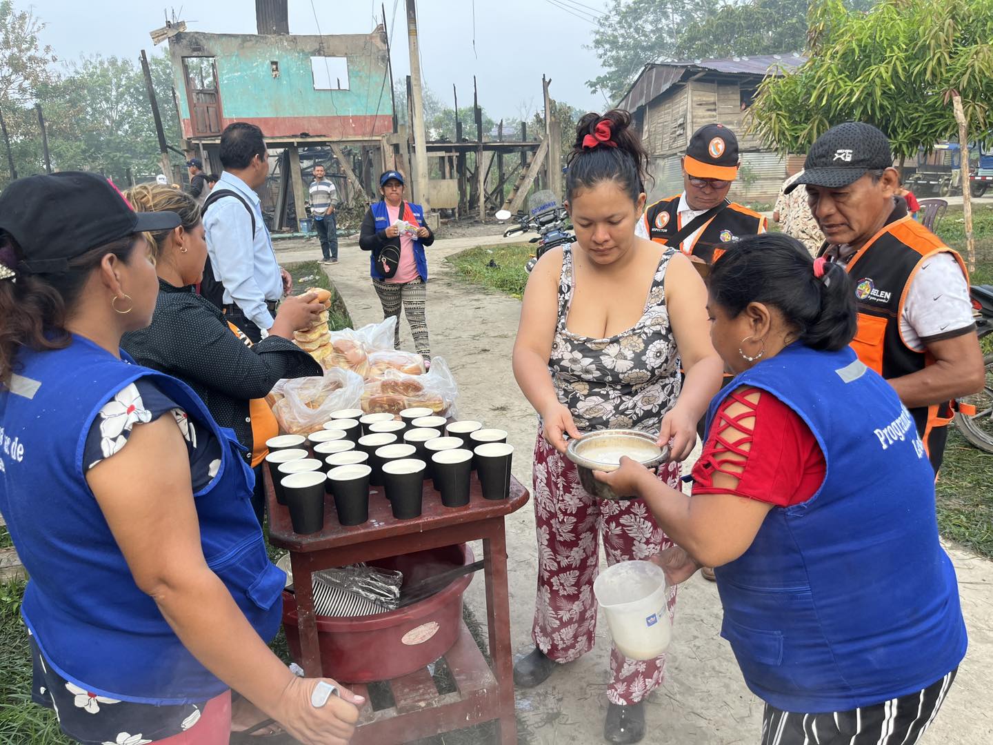 La Municipalidad Distrital de Belén a través del Programa Vaso de Leche viene brindando desayuno a las familias damnificadas