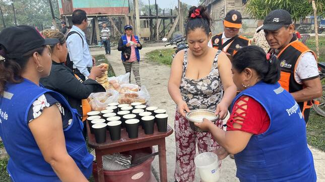 La Municipalidad Distrital de Belén a través del Programa Vaso de Leche viene brindando desayuno a las familias damnificadas