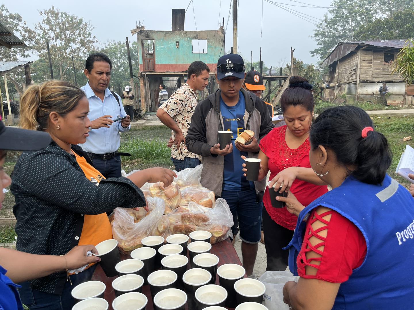 La Municipalidad Distrital de Belén a través del Programa Vaso de Leche viene brindando desayuno a las familias damnificadas