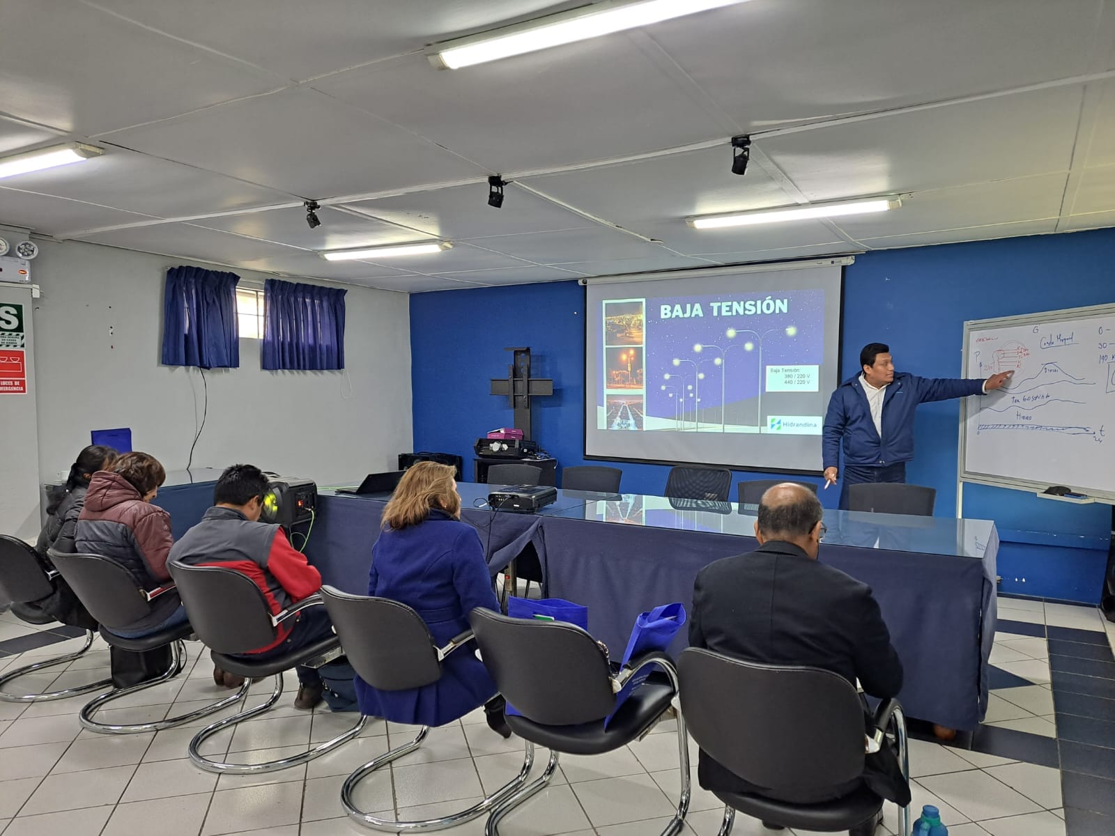 Capacitación en temas relacionados al servicio eléctrico a los miembros del equipo implementador de la DREA.